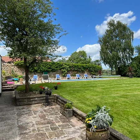 Richmond Hill Cottages, Exclusive 6 Bedroom Farm House, Markington With Heated Pool