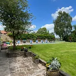 The Exclusive 6 Bedroom Farm House, Markington Incl Heated Pool And The Richmond Hill One Bedroom