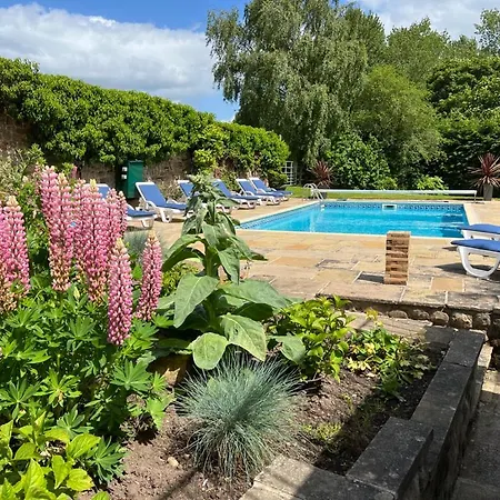 The Exclusive 6 Bedroom Farm House, Markington Incl Heated Pool And The Richmond Hill One Bedroom Ingerthorpe
