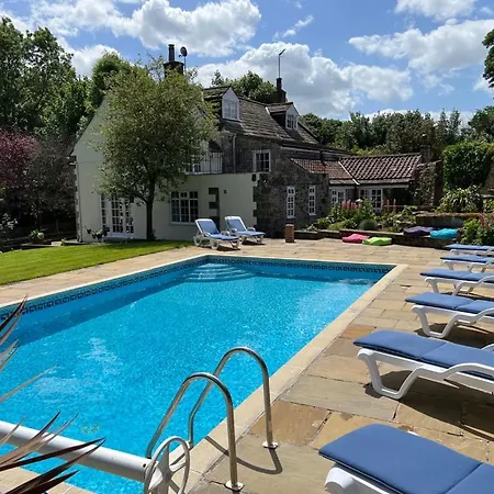 Richmond Hill Cottages, Exclusive 6 Bedroom Farm House, Markington With Heated Pool Holiday home Ingerthorpe