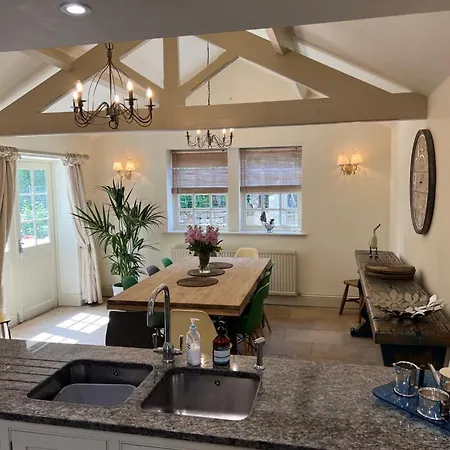 Richmond Hill Cottages, Exclusive 6 Bedroom Farm House, Markington With Heated Pool Holiday home