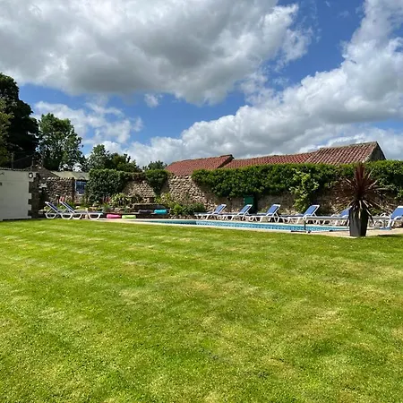 The Exclusive 6 Bedroom Farm House, Markington Incl Heated Pool And The Richmond Hill One Bedroom * Ingerthorpe