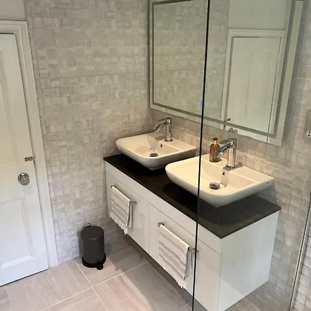 The Exclusive 6 Bedroom Farm House, Markington Incl Heated Pool And The Richmond Hill One Bedroom