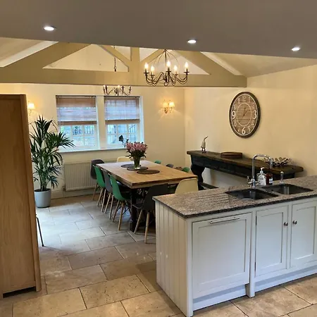 Holiday home Richmond Hill Cottages, Exclusive 6 Bedroom Farm House, Markington With Heated Pool *