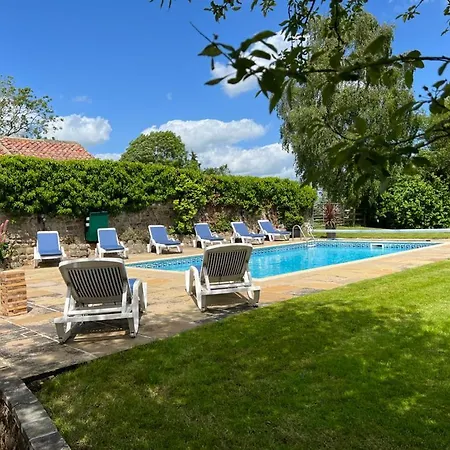 Holiday home Richmond Hill Cottages, Exclusive 6 Bedroom Farm House, Markington With Heated Pool *