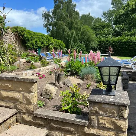 Дом отдыха The Exclusive 6 Bedroom Farm House, Markington Incl Heated Pool And The Richmond Hill One Bedroom *