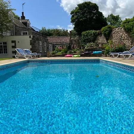 Holiday home Richmond Hill Cottages, Exclusive 6 Bedroom Farm House, Markington With Heated Pool *