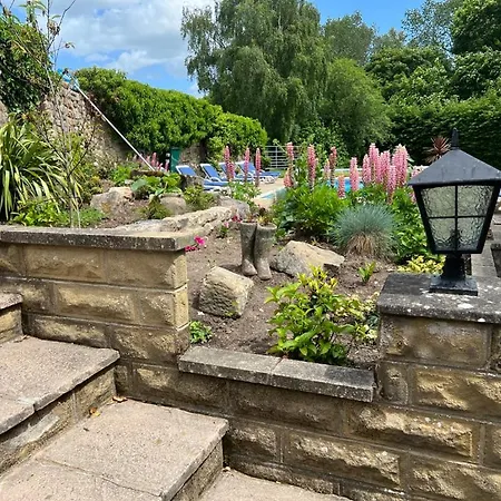 Richmond Hill Cottages, Exclusive 6 Bedroom Farm House, Markington With Heated Pool *